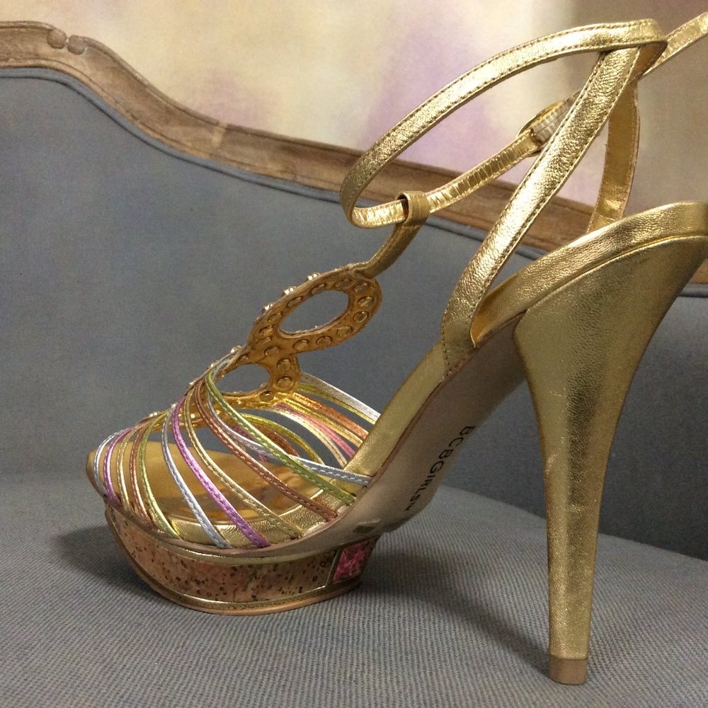 BCBGirls Women's Debby Platform T-Strap sandal, size 6.5 - Picture 14 of 15